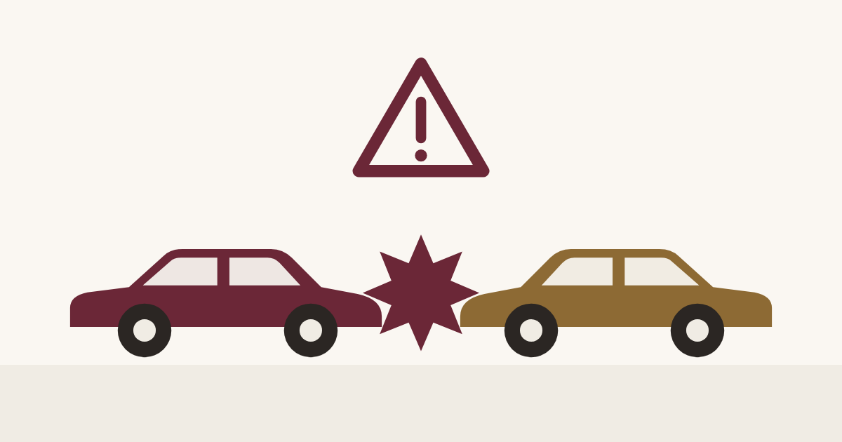 Deux véhicules entrés en collision et triangle de signalisation